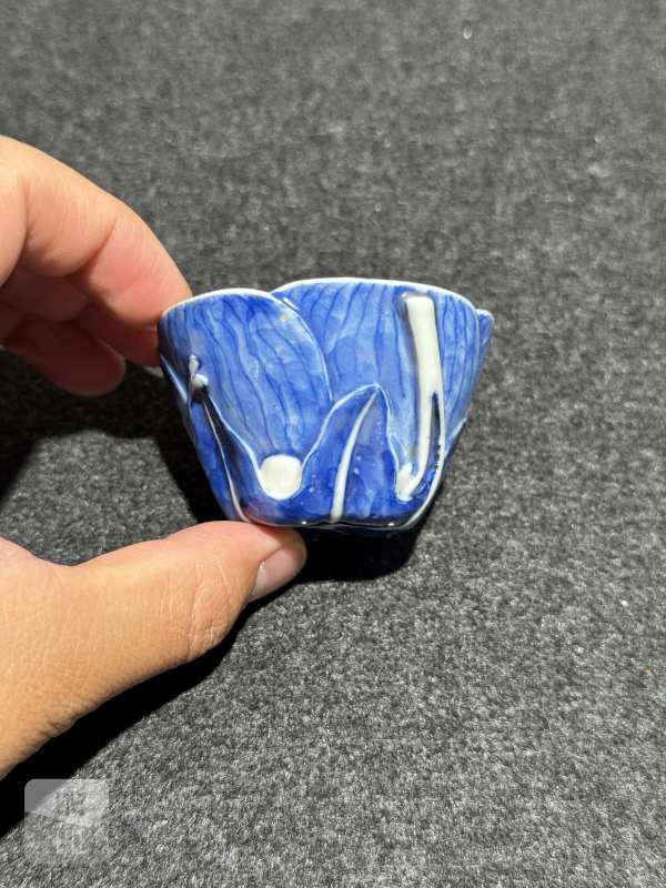 清乾隆 青花堆塑荷花型杯 - 图2